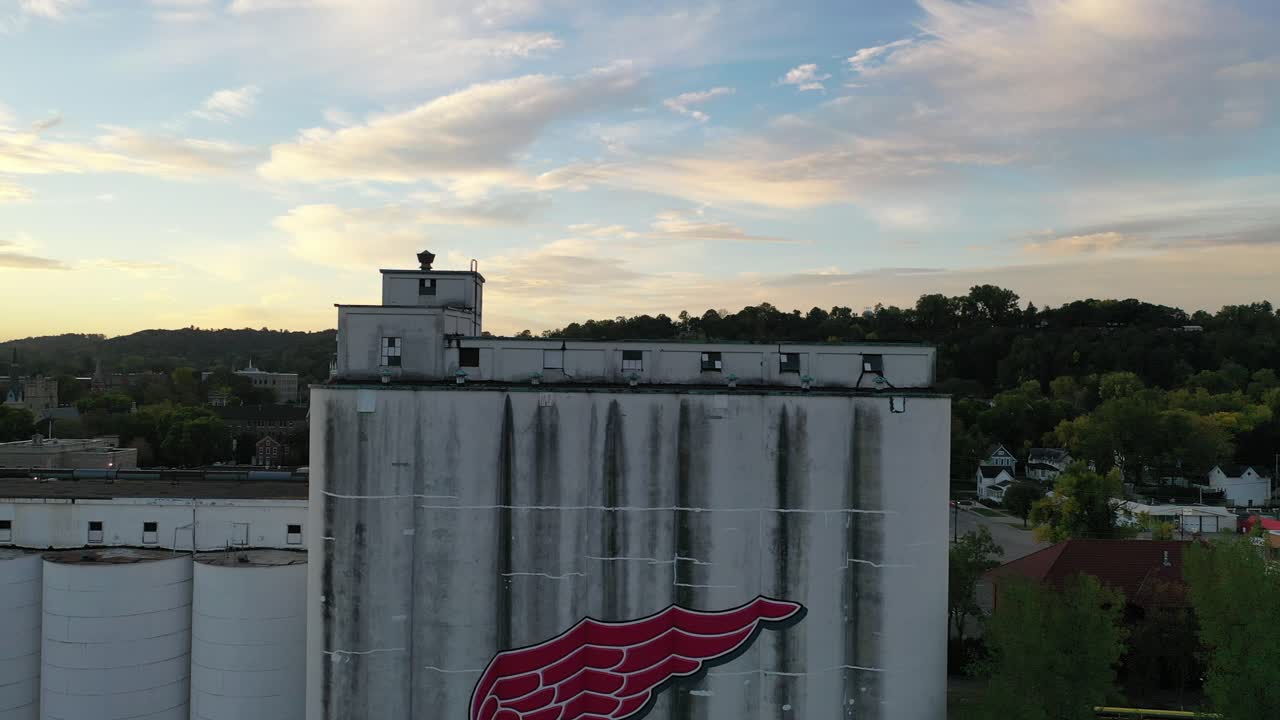 vista aérea del ascensor de granos con el logotipo del ala roja y el paisaje urbano