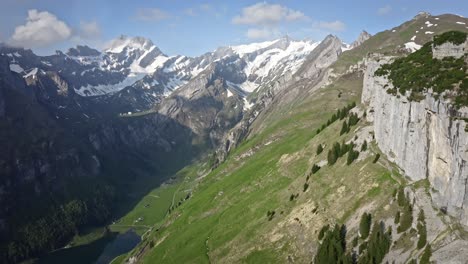 increíble valle verde exuberante con montañas que se elevan por encima en un día claro y hermoso
