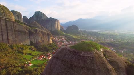 Hermosa-Antena-Sobre-Las-Formaciones-Rocosas-De-Meteora-Grecia