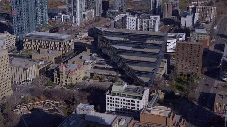 Via del centro di Calgary con il municipio