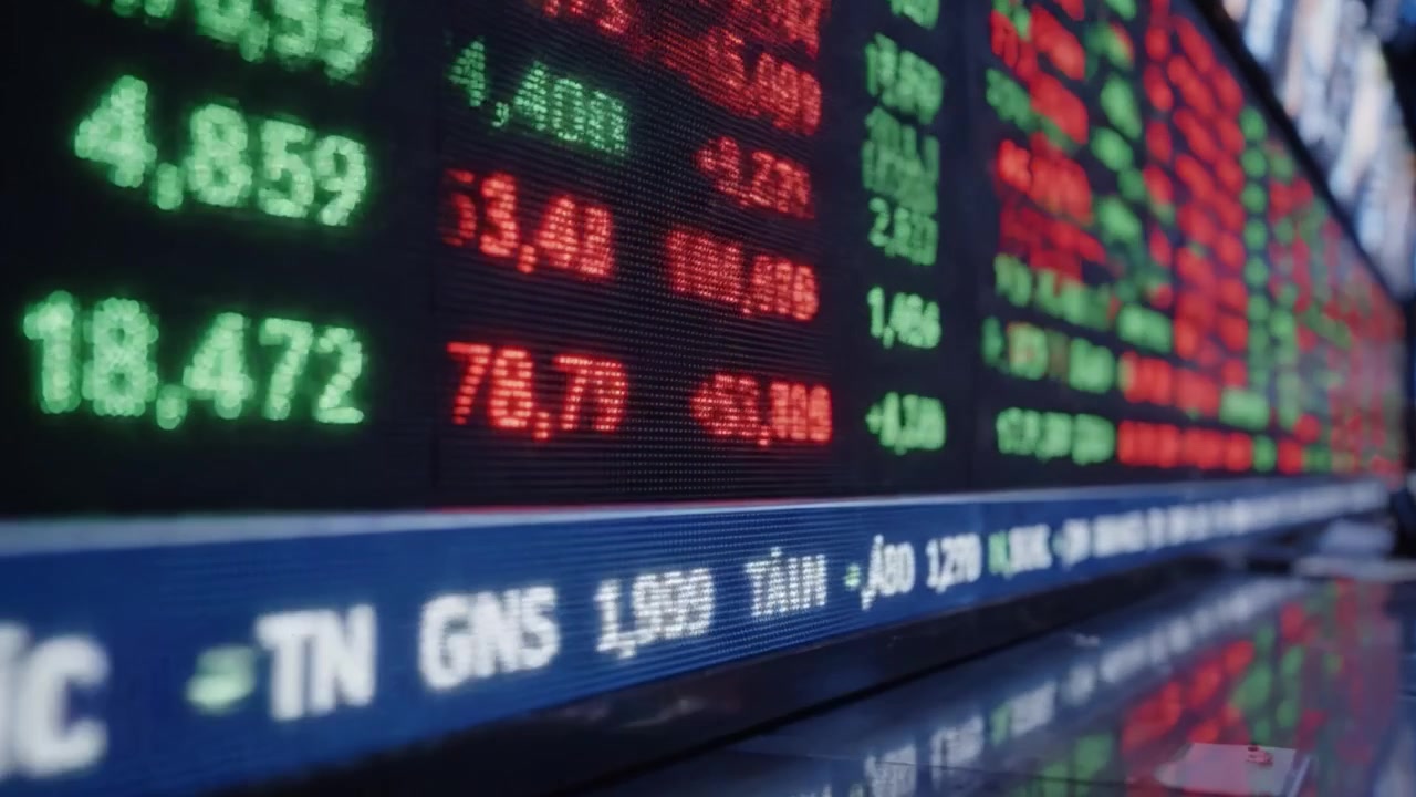 Analysis of Market Trends and Stock Fluctuations: Observing Dynamic Financial Data on a Trading Floor with Real-Time Scoreboards Displaying Up-to-Date Numbers