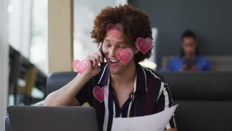 animación de los corazones sobre el hombre de negocios caucásico hablando en el teléfono inteligente