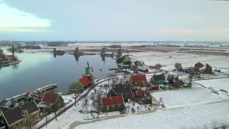 Traditionelle-Holländische-Gebäude-Und-Windmühlen-Im-Ländlichen-Raum-Während-Der-Wintersaison