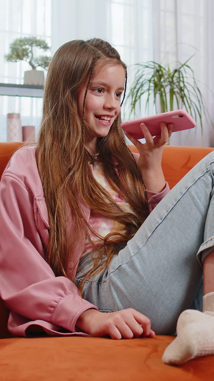 행복한 소녀 아이가 온라인 전화 통화 대화를 하고 집에서 친구들과 대화하는 스피커