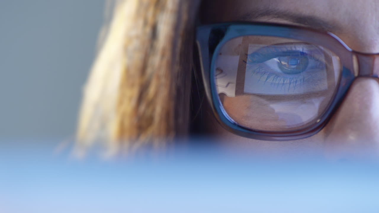 giovane donna attraente che usa tablet digitale computer touchscreen ipad