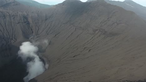 caminata en avión no tripulado a la montaña bromo revelando un volcán activo de humo