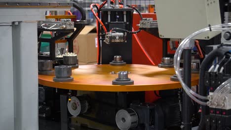 máquina automática de ensamblaje robótico de bobinas de motor en un entorno de fábrica