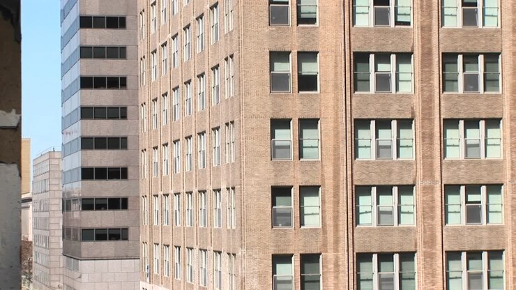La fotocamera zooma per un'occhiata ravvicinata a due finestre in un grande edificio.