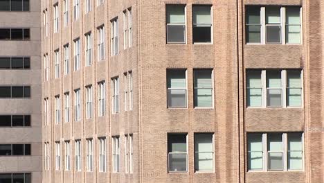 la cámara se acerca para observar de cerca dos ventanas en un edificio grande