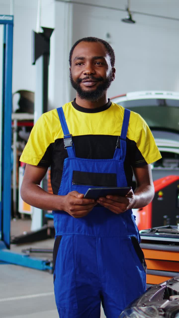 Vertical video Mechanic does maintenance on client car