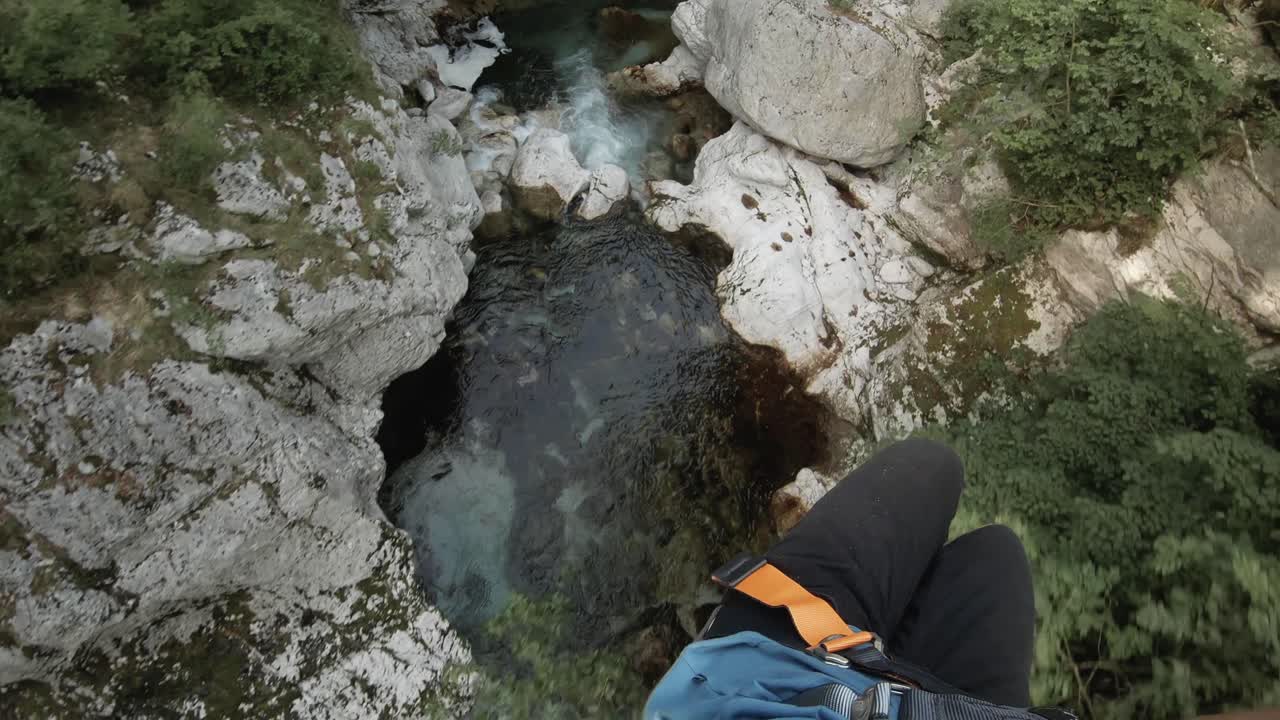 hombre haciendo slackline en un cañón en un día soleado