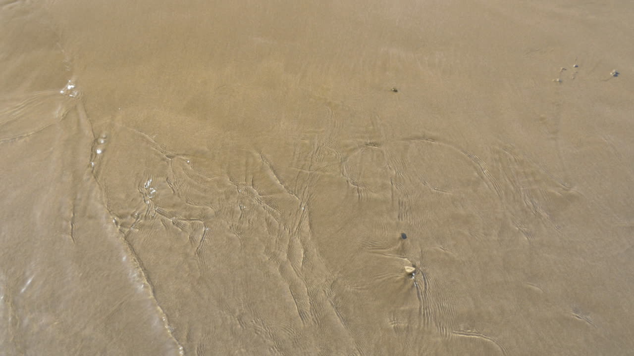 바다의 물결이 런던을 는 모래에 쓰여진