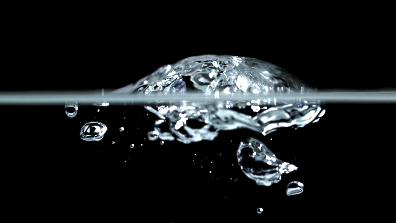 Bolla d'aria al rallentatore che sale verso la superficie dell'acqua su sfondo nero
