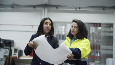 técnico confiado explicando el esquema al gerente