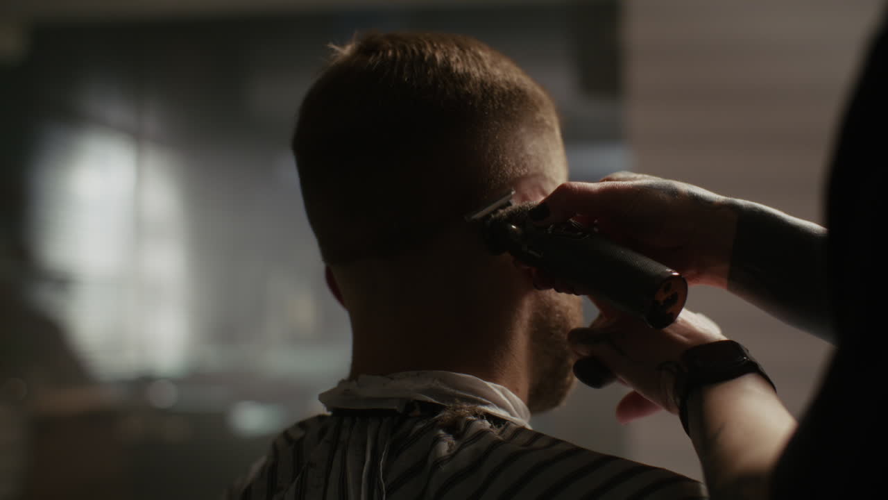 un hombre se corta el cabello.