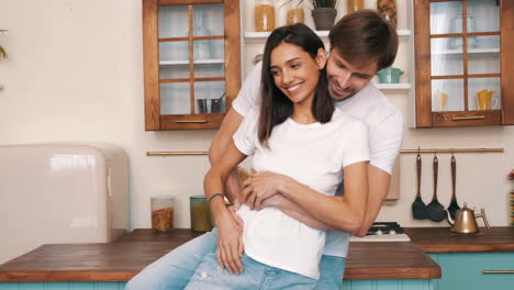 una pareja feliz en la cocina.
