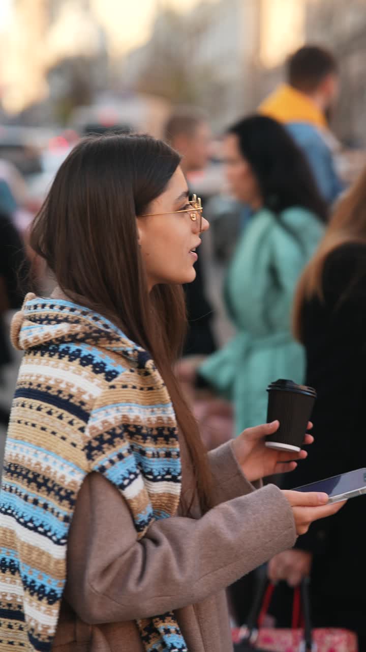 Donna con il caffè in città