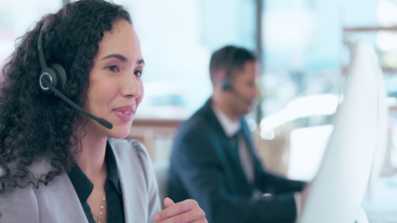 centro de llamadas, computadora y hablando con la mujer