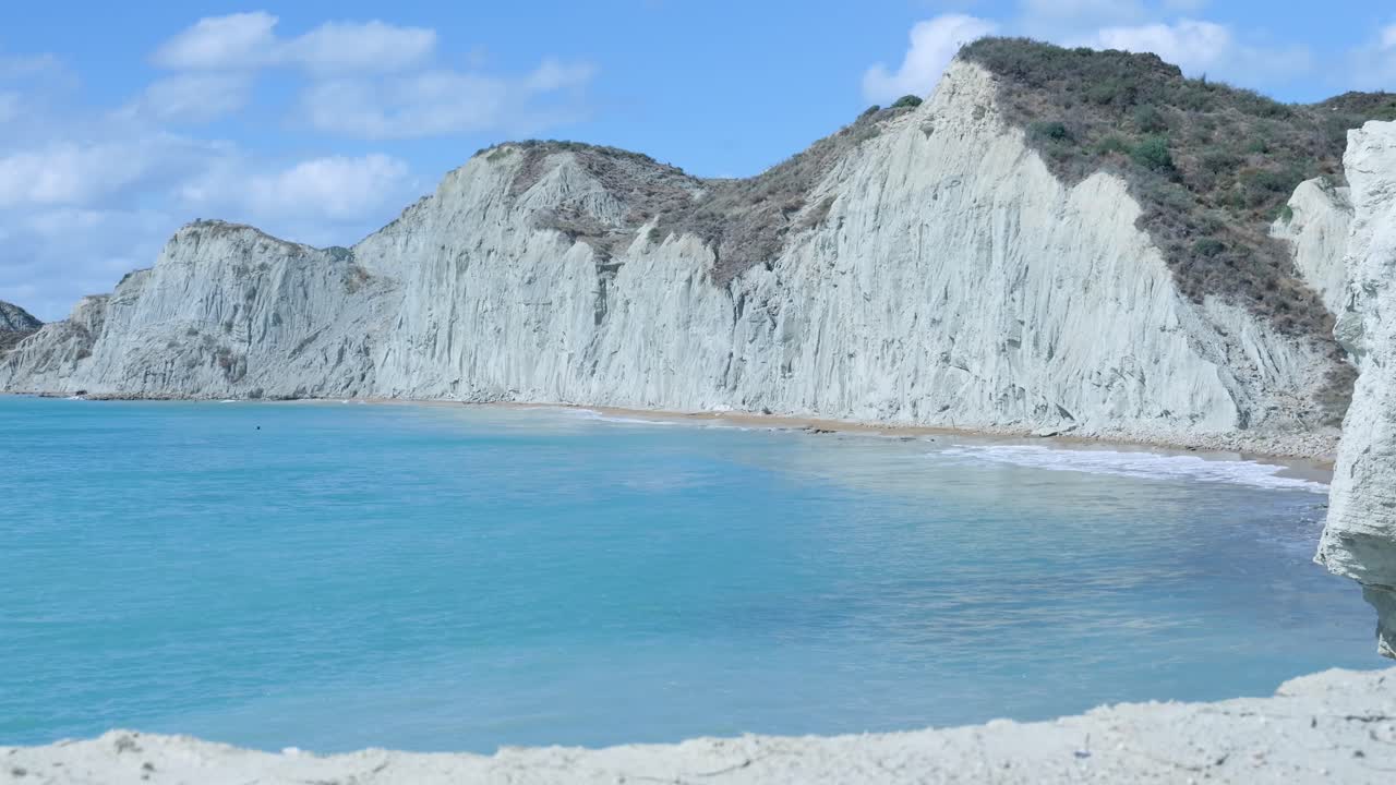 티르코이즈색 물 과 색 절벽 이 있는 해안 풍경
