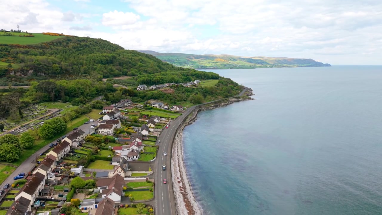 Ampio video aereo 4K 60FPS della strada costiera di Glenarm nella Contea di Antrim, Irlanda del Nord nel Regno Unito. Prodotto in 3840x2160 e con colore Rec709.