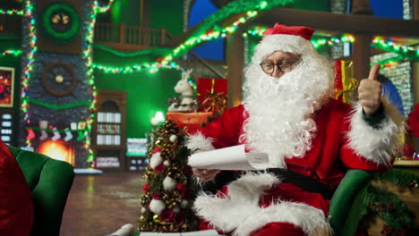 santa claus leyendo una carta