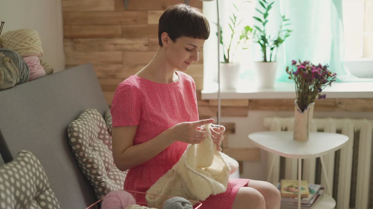 행복한 여자 바느질 바늘 양털 방의 배경 창문에