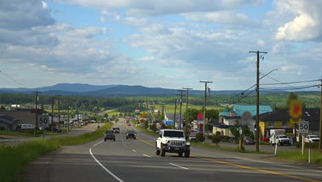 Cariboo-Charm:-Ein-Zeitraffer-Von-100-Mile-House,-British-Columbia