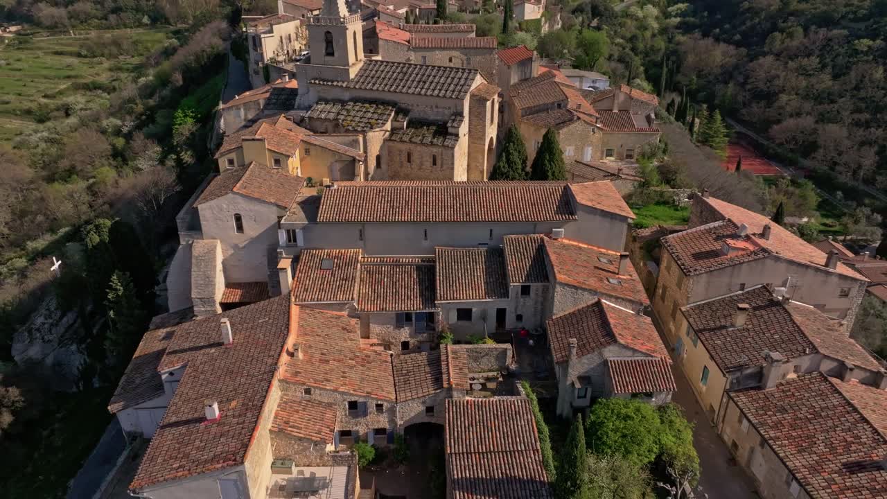 Vista aerea di chiesa e case a Venasque, arroccate su una collina provenzale
