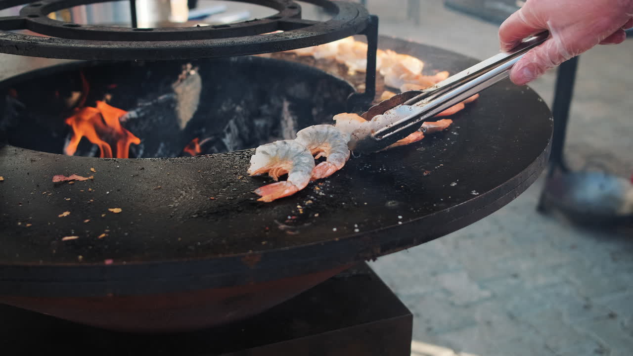 야외 그릴 에 긴 새우