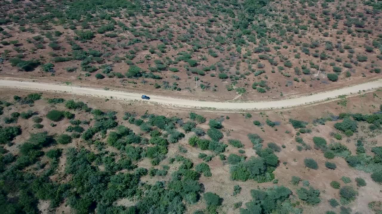 jeep conduciendo fuera de la carretera hacia el valle de omo sobre el paisaje de sabana en áfrica