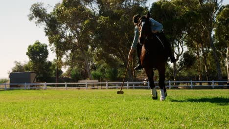 Männlicher-Jockey-Reitet-Pferd-Auf-Der-Ranch-4k