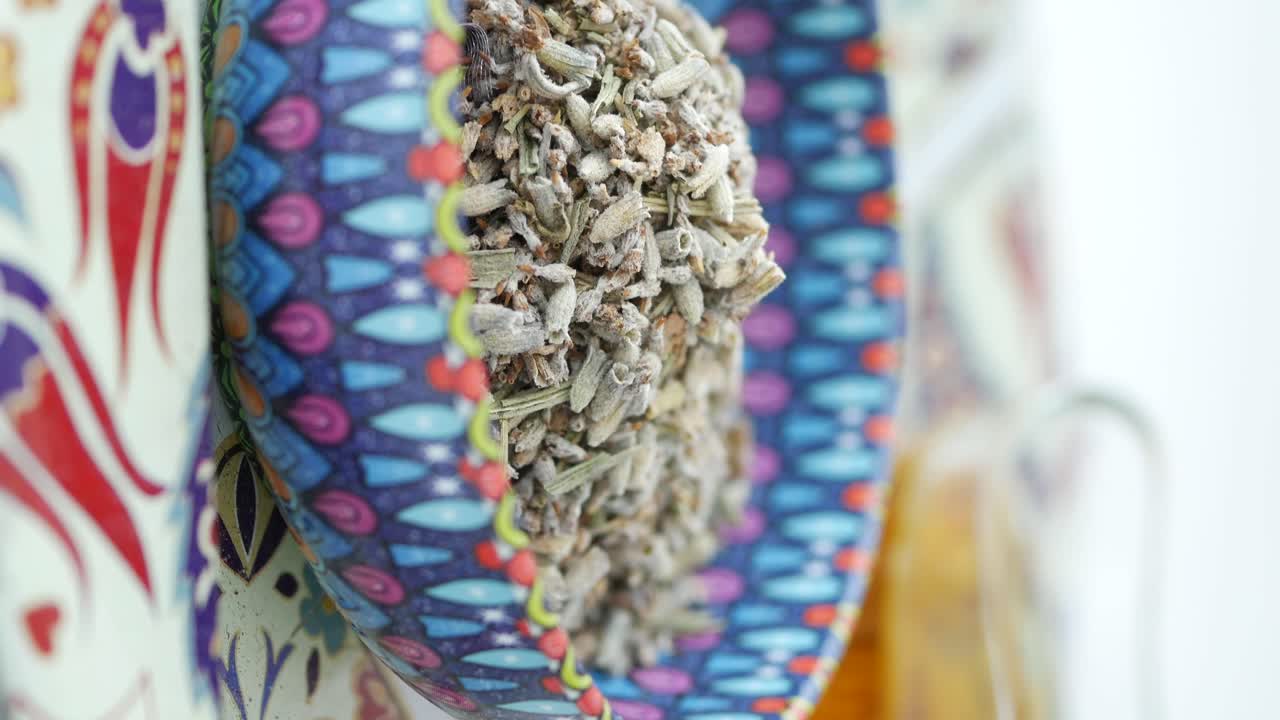 Lavanda essiccata in un contenitore decorativo