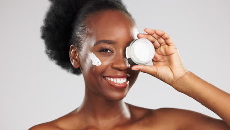 Cuidado-De-La-Piel,-Rostro-Y-Mujer-Negra-Con-Crema