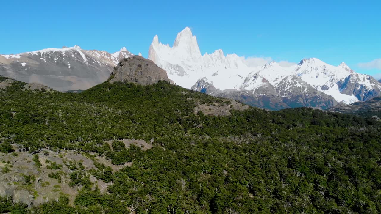 tomada de un avión no tripulado del monte fitz roy en el chalten patagonia