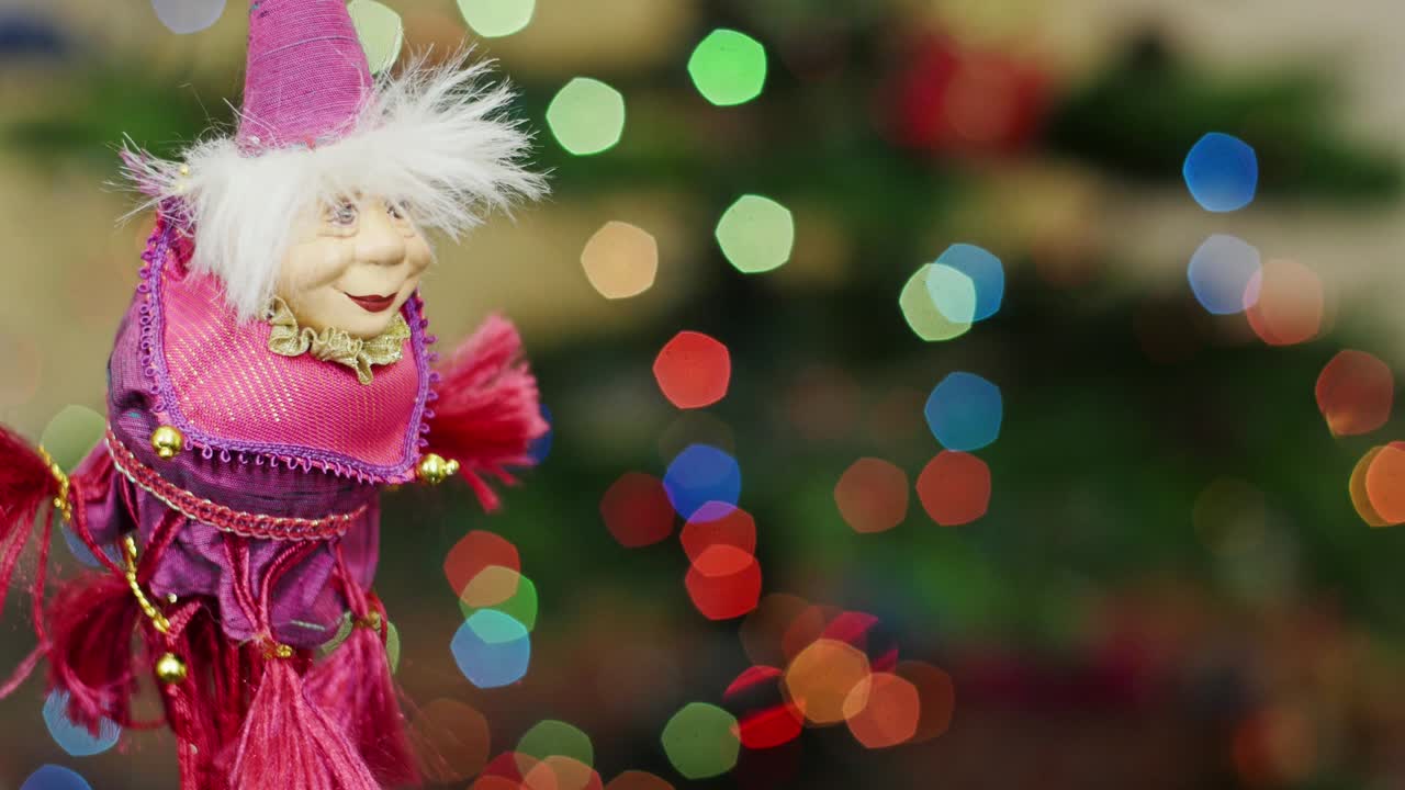el juguete de la bruja de navidad se agita en bokeh. área del título