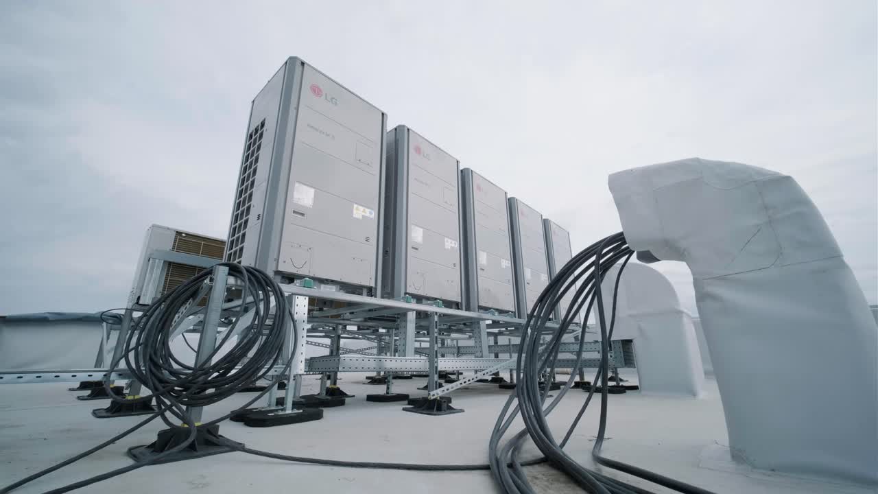 대규모 산업 시설의 에어컨 및 환기 시스템은 지붕에 위치하고 있으며 에어컨, 연기 배기가스 및 환기를 포함합니다.