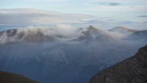 Zeitraffer-Wolken-Bewegen-Sich-über-Berggipfel,-Berg-Olymp,-Griechenland