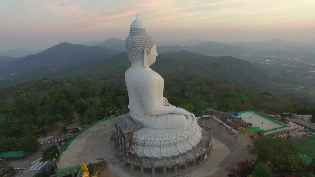 vista aérea del hermoso gran buda en la isla de phuket.