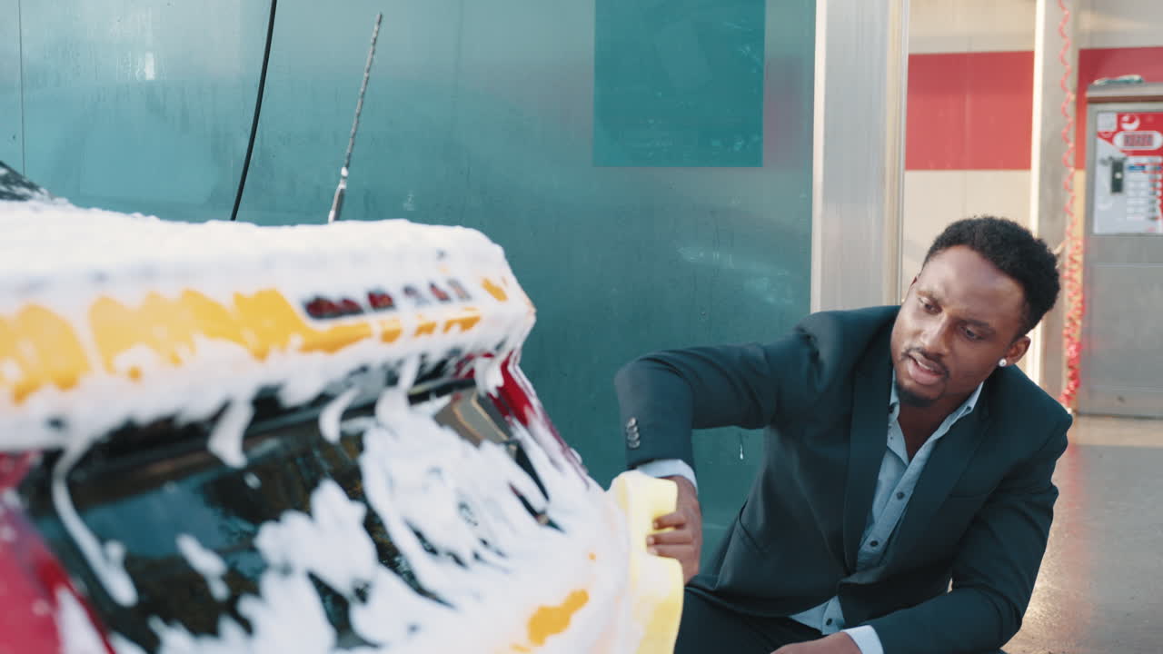 자동차 세탁소 에서 차 를 는 사람