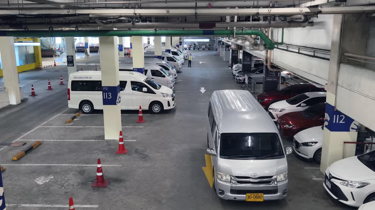 차량이 있는 지하 주차장