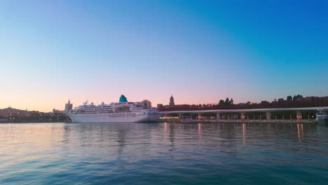 Wide-angle-shot-of-the-bay-of-Malaga-after-sundown,-Spain