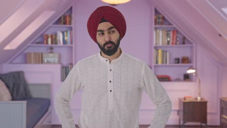 hombre indio sikh enojado mirando a la cámara
