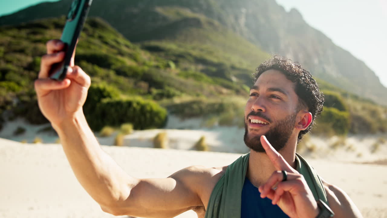 Jovem feliz tirando uma selfie em uma praia ensolarada.