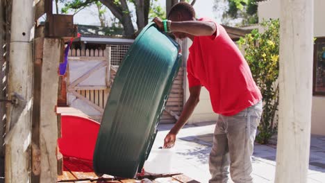 hombre voluntario afroamericano en un refugio para perros