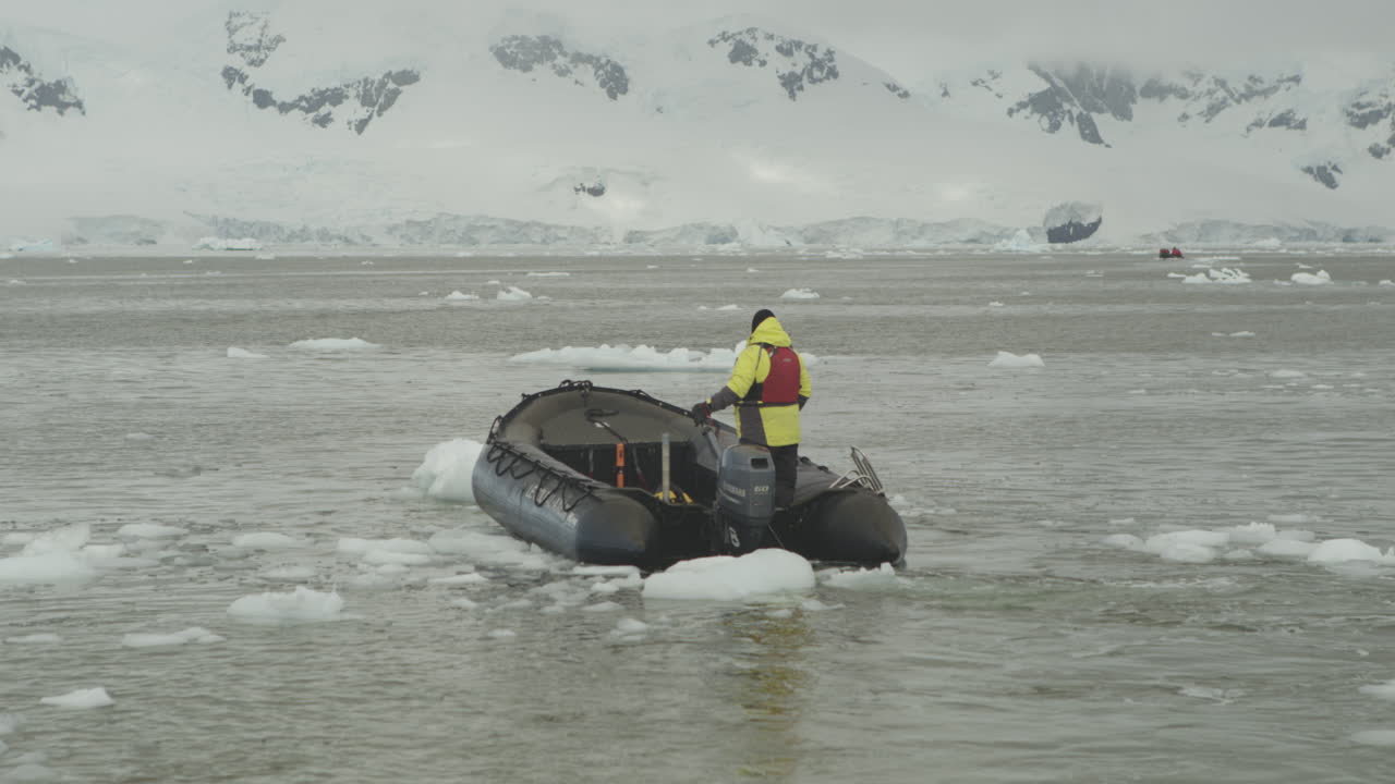 남극 대륙의 작은 빙산 사이의 조디악 기동
