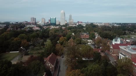 Langer-Luftauszug-Von-Der-Skyline-Von-Winston-Salem-Im-Herbst