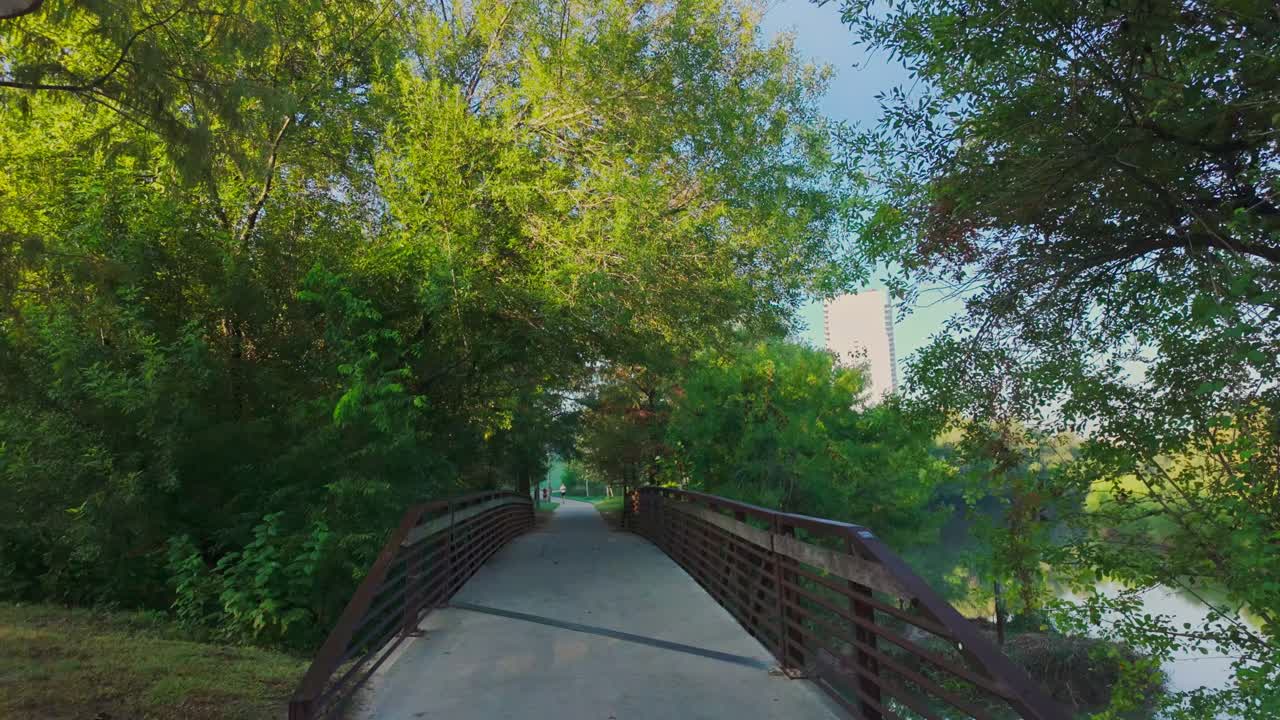 テキサス州ヒューストンのバイユーバッファロー公園で橋を歩く