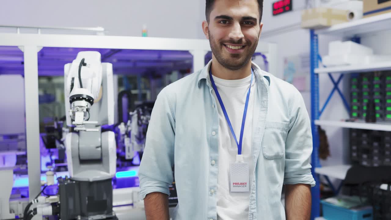 um braço robótico protésico tecnológico é testado por dois engenheiros de desenvolvimento profissional em um laboratório de pesquisa de alta tecnologia com equipamento futurista moderno. homem e mulher comparam dados em um computador pessoal.