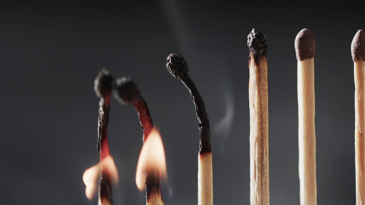 노란색 불꽃과 검은색 배경에 복사 공간을 가진 경기의 비디오