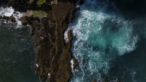 Felsige-Küstenformation-Am-Strand-Von-Arecibo-Puerto-Rico-Mit-Wellen,-Die-Auf-Die-Felsen-Schlagen